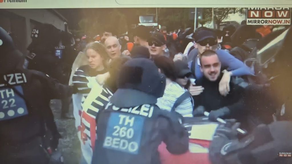 NĚMECKO V PLAMENECH: policie se střetává s protestujícími v době, kdy kongres AfD provází chaos…