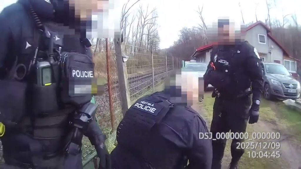 Konflikt v Kralupech: Agresivní muž hrozil strážníkovi likvidací, zpacifikovala ho až pouta